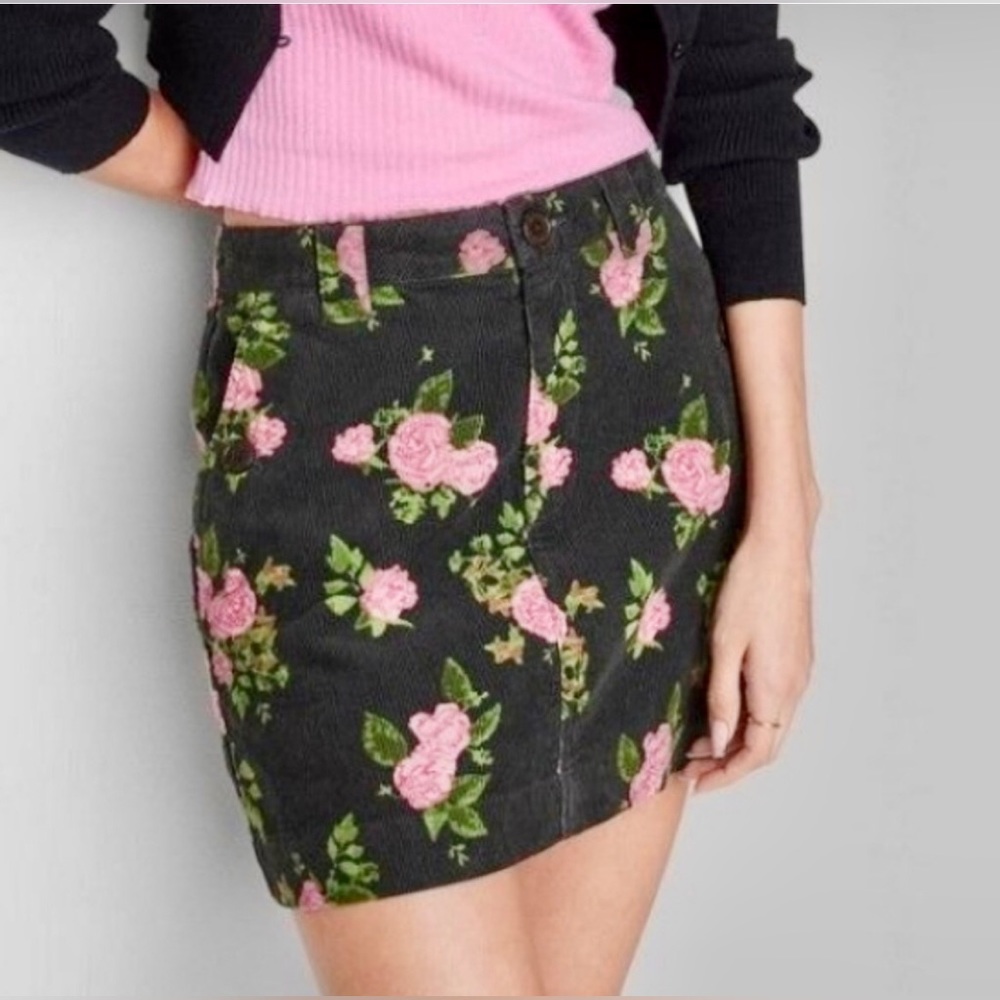 🩷 NWT Skirt Wild Fable Skirt W/ Roses (Pink)Women’s Size 6 (miniskirt)